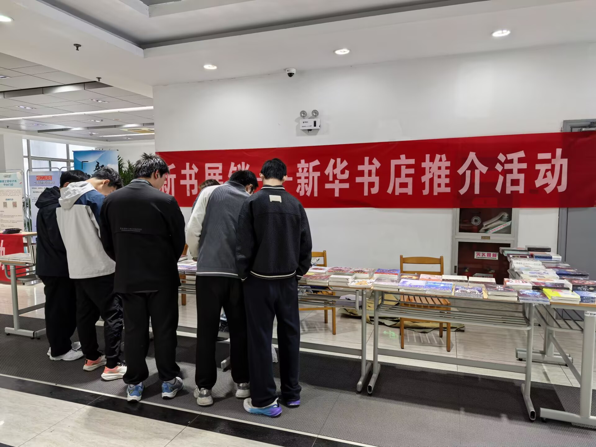图书馆举办第22届读书节纸电资源展销活动