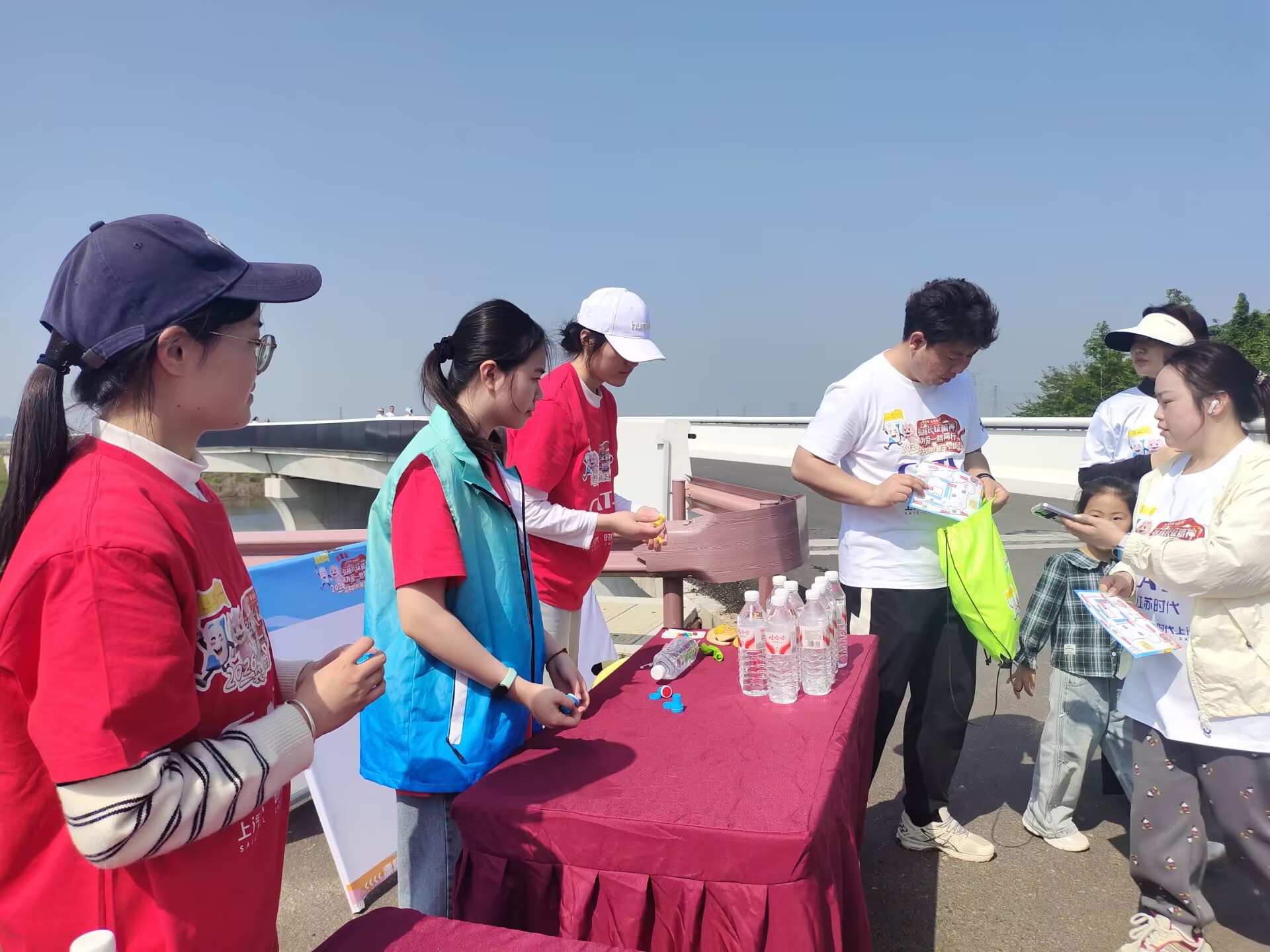 经济管理学院第一党支部与江苏航锦货运党支部联合开展主题党日活动