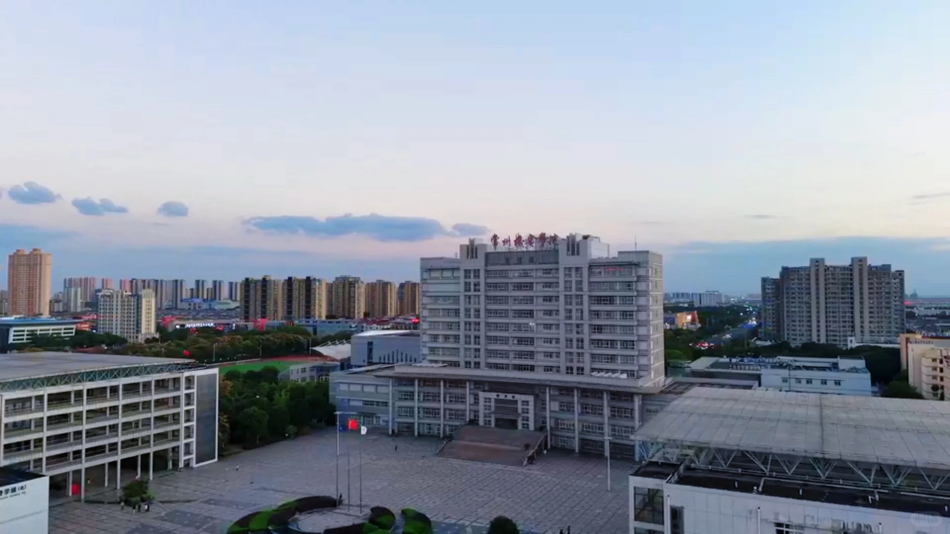 ✨常州机电｜九月，校园重启烟火 夏末的风掠过校园的道路 奔赴早八的脚步、下课涌向食堂的人流 喧闹、朝气，是开学最真实的模样📚 新的学期，步履不停，少年继续闪闪发光#大学生记者团
