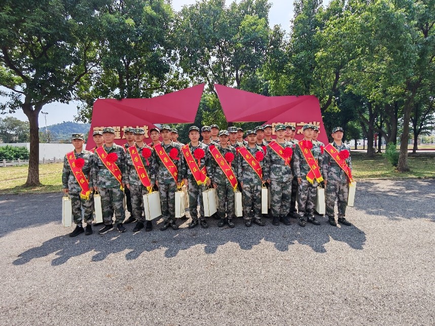 我校举行大学生新兵入伍欢送仪式